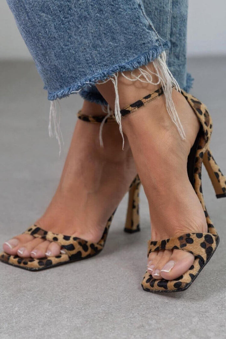 Júlia - Sandálias de salto alto com estampado leopardo