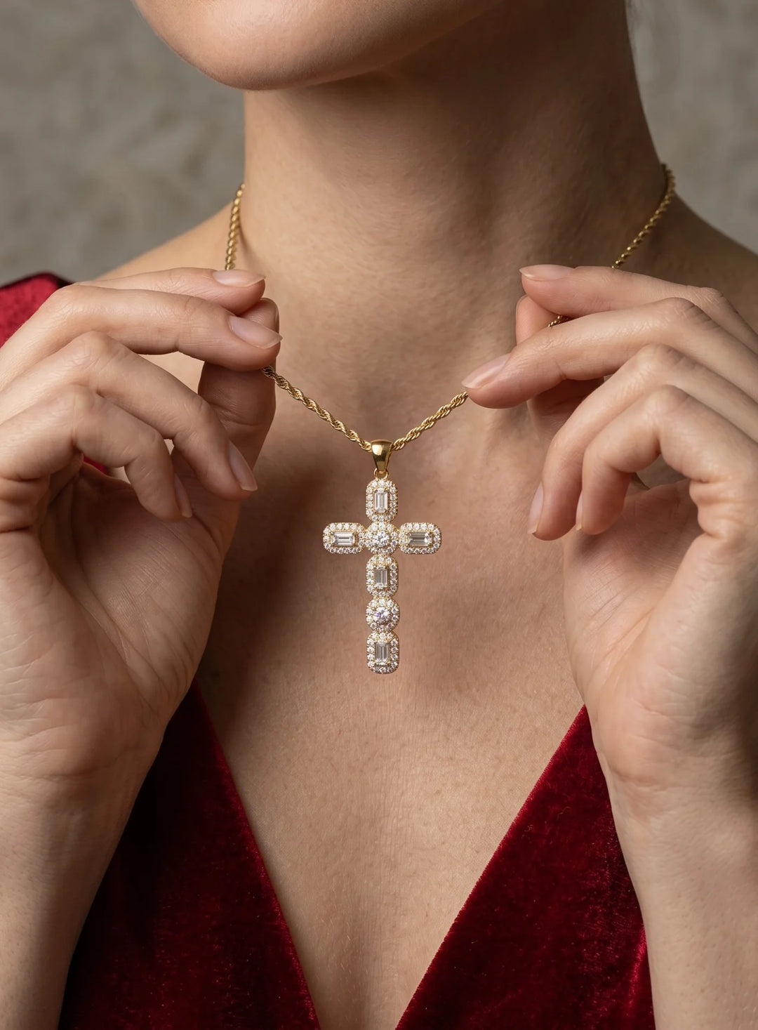 Colar Elegante com Cruz de Zircónias