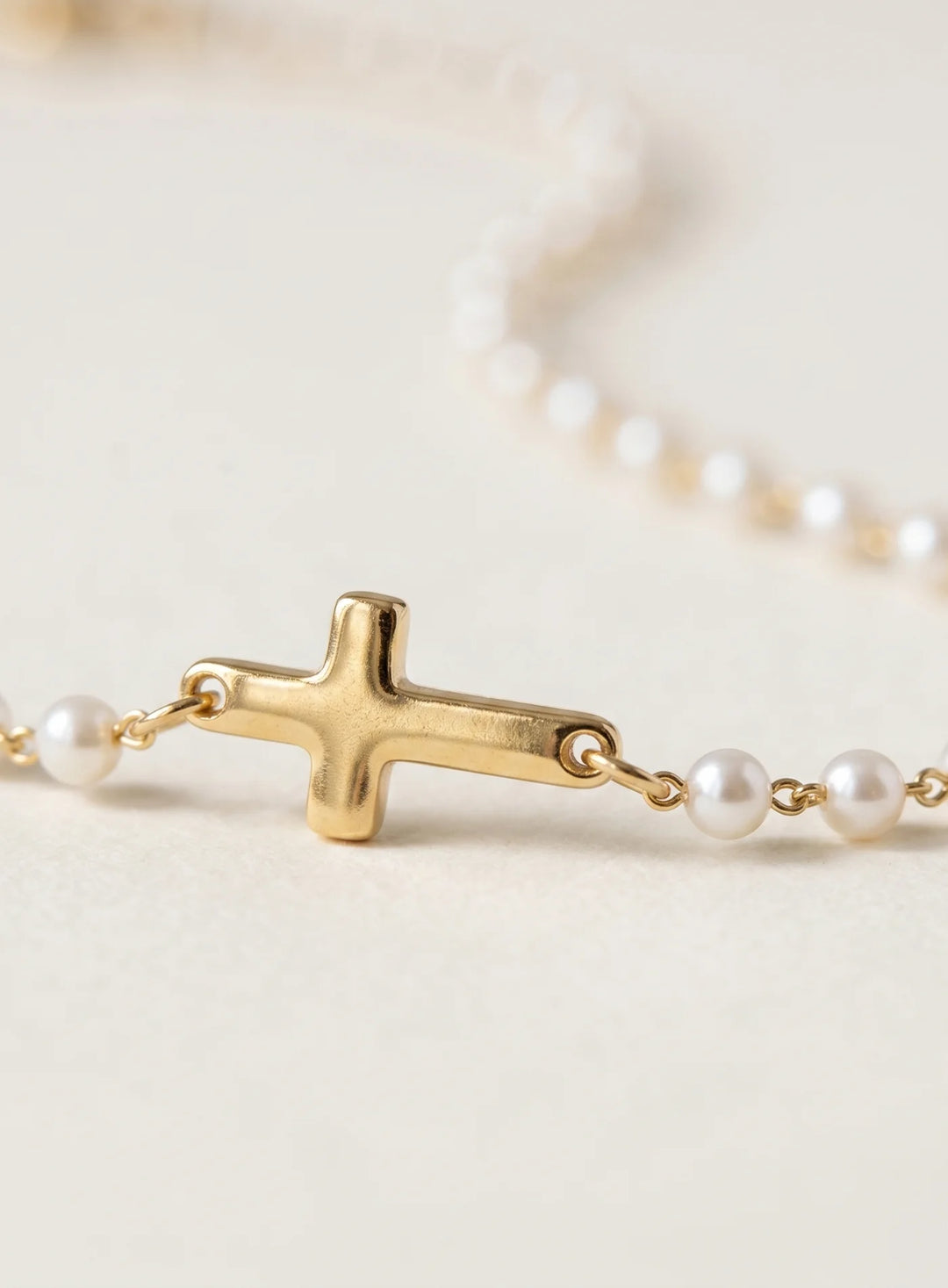 Colar com Cruz e Pérolas