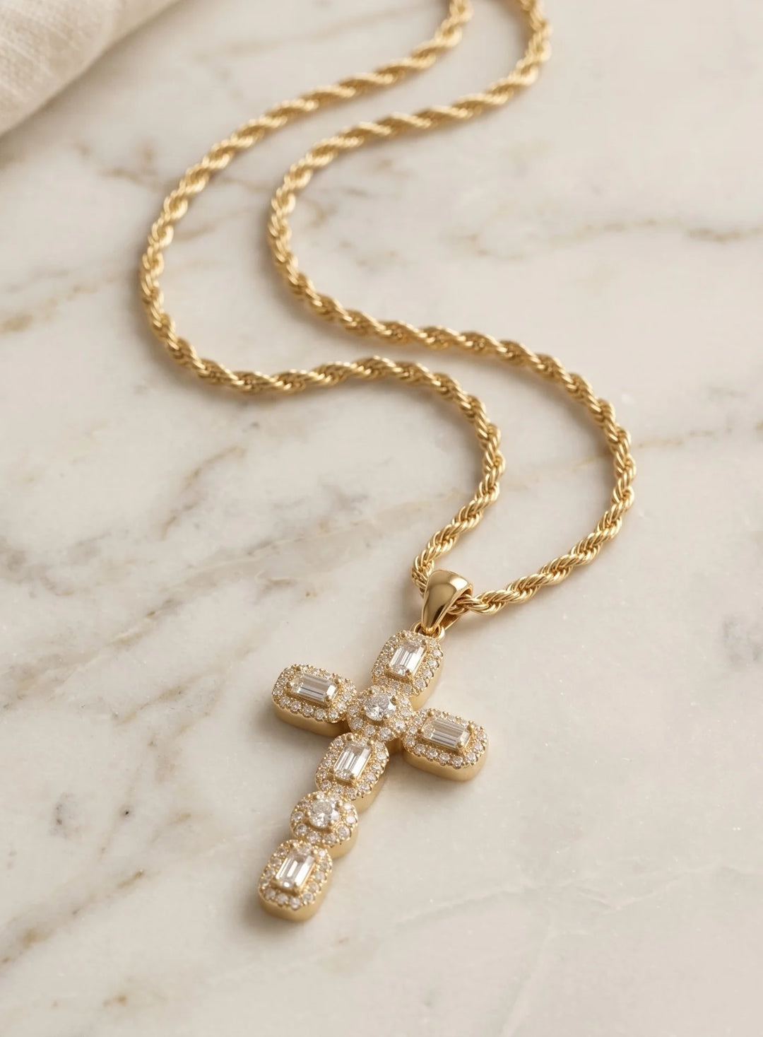 Colar Elegante com Cruz de Zircónias