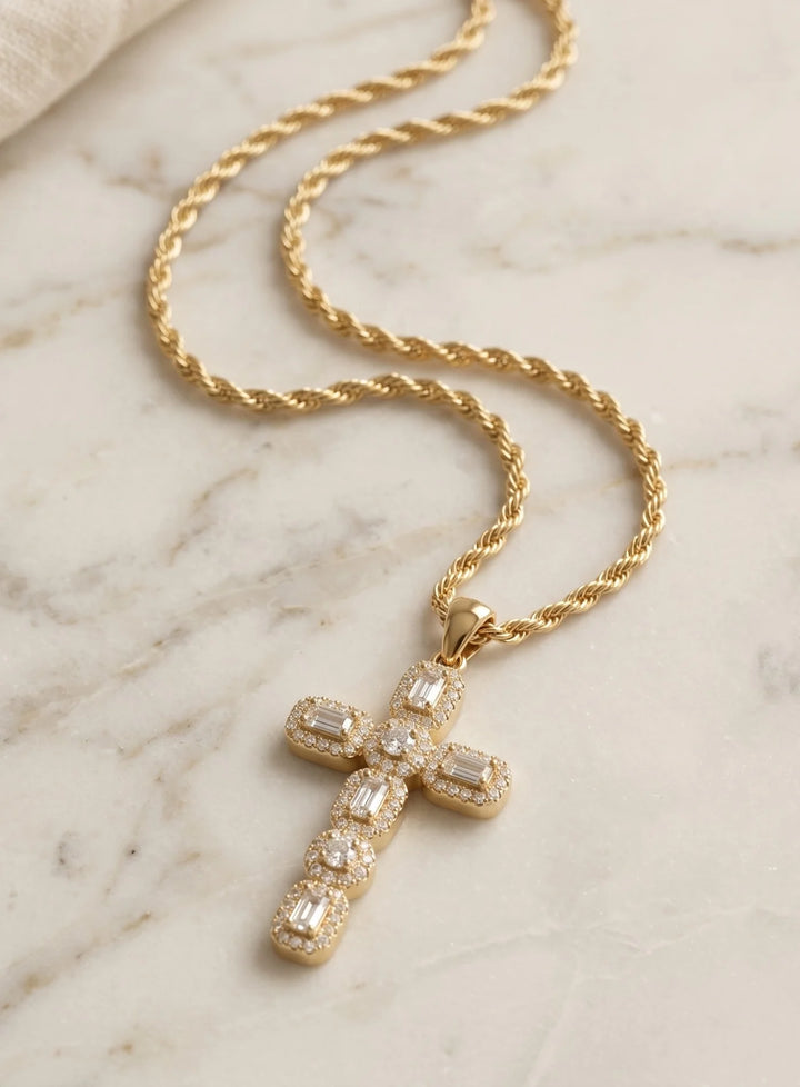 Colar Elegante com Cruz de Zircónias