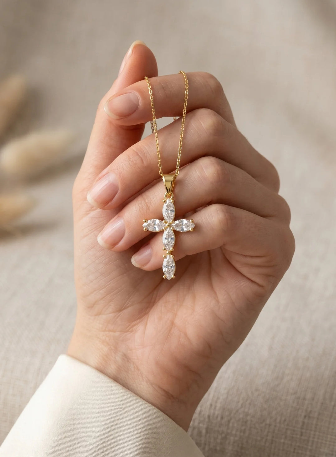 Colar com Cruz Dourada em Forma de Flor