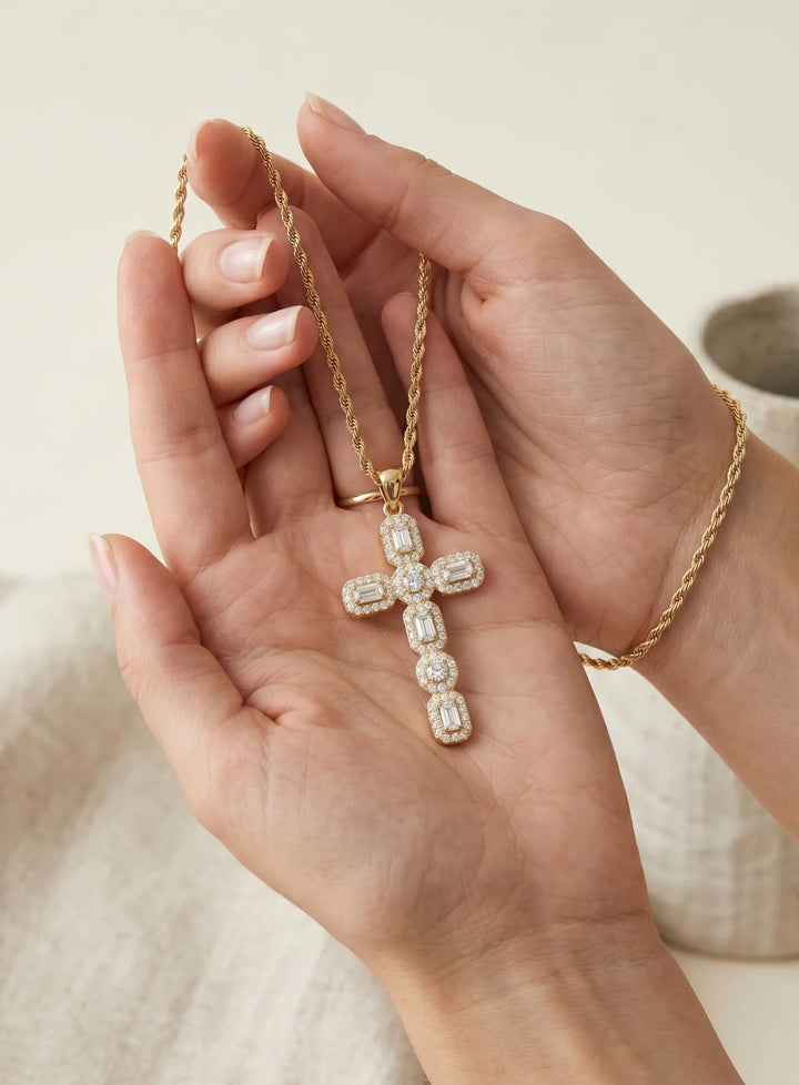 Colar Elegante com Cruz de Zircónias