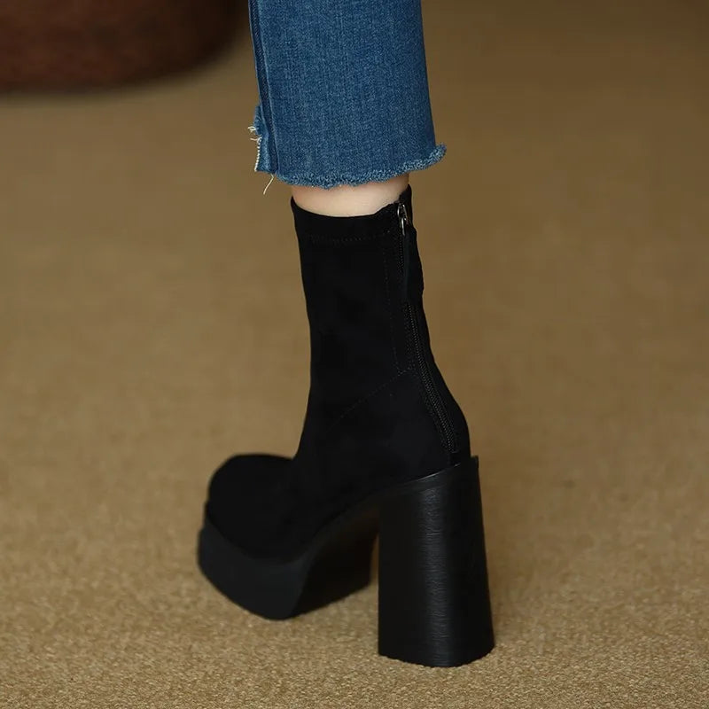 Olga - Botas com estilo moderno com o conforto da camurça