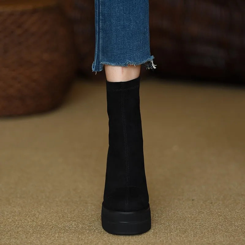 Olga - Botas com estilo moderno com o conforto da camurça
