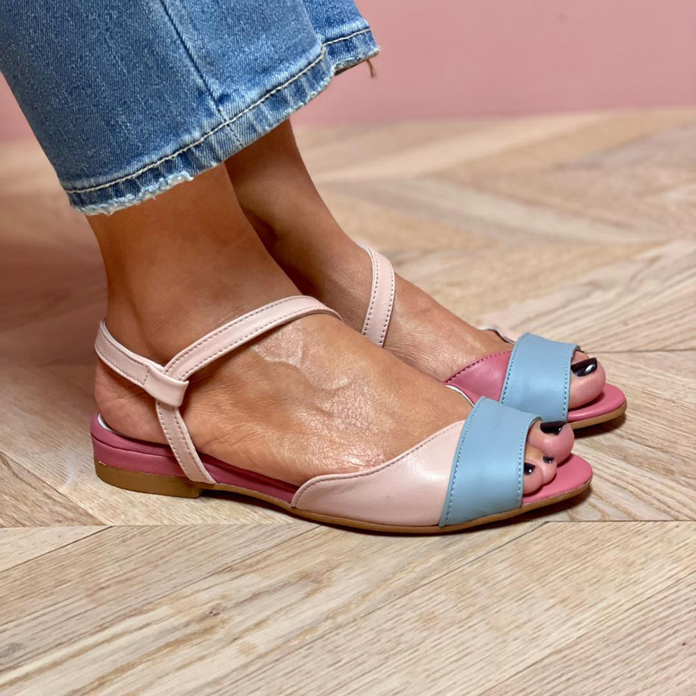 Roselina - Asymmetrische rosa Sandalen im Color-Block-Stil